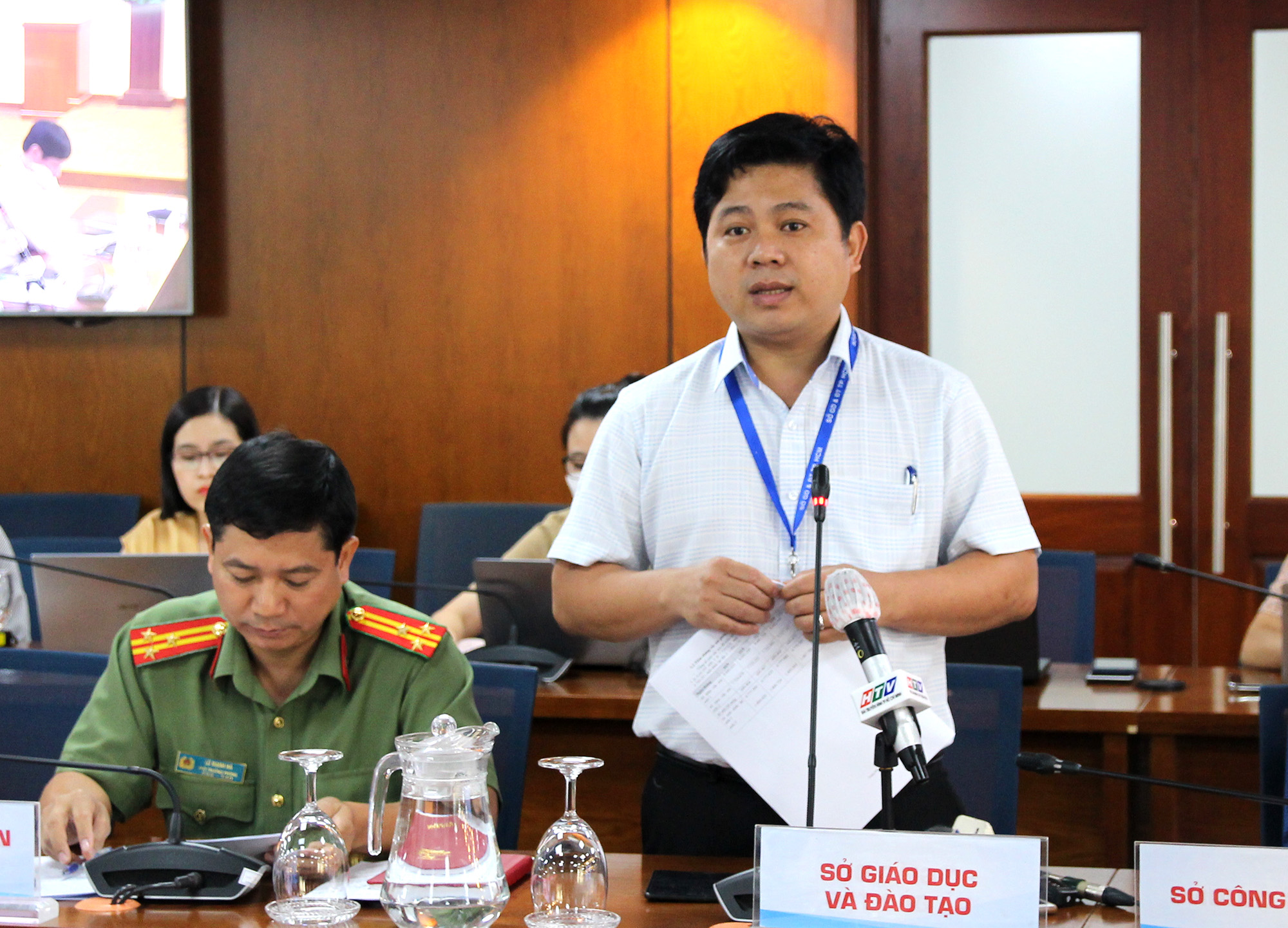 Đồng chí Hồ Tấn Minh, Chánh văn phòng Sở Giáo dục và Đào tạo tại buổi họp báo (Ảnh Hoàng Hào).